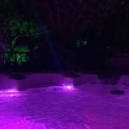 Villa ô Privatif - Luxury - Jacuzzi-sauna-netflix-fishspa-serviettes-peignoirs-sandales-cafe Morlanwelz