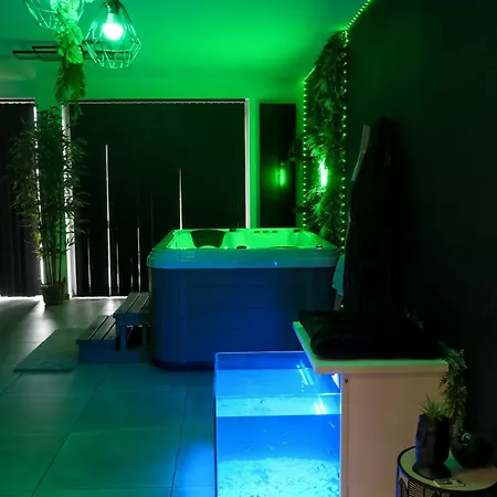 O Privatif - Luxury - Jacuzzi-sauna-netflix-fishspa-serviettes-peignoirs-sandales-cafe