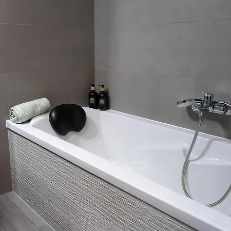 ô Privatif - Luxury - Jacuzzi-sauna-netflix-fishspa-serviettes-peignoirs-sandales-cafe *