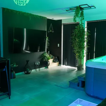 ô Privatif - Luxury - Jacuzzi-sauna-netflix-fishspa-serviettes-peignoirs-sandales-cafe