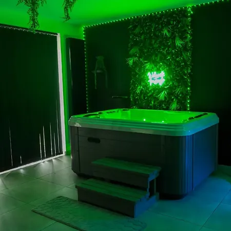 O Privatif - Luxury - Jacuzzi-sauna-netflix-fishspa-serviettes-peignoirs-sandales-cafe Villa