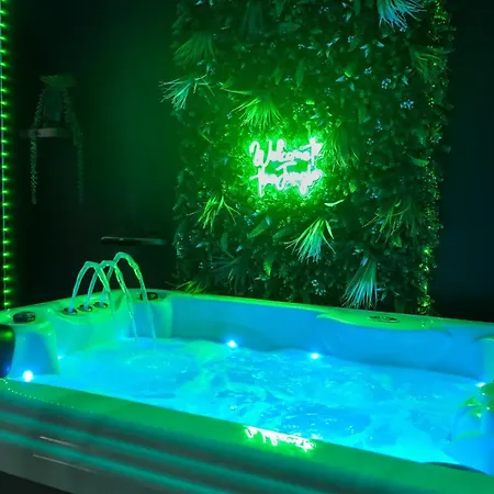 O Privatif - Luxury - Jacuzzi-sauna-netflix-fishspa-serviettes-peignoirs-sandales-cafe