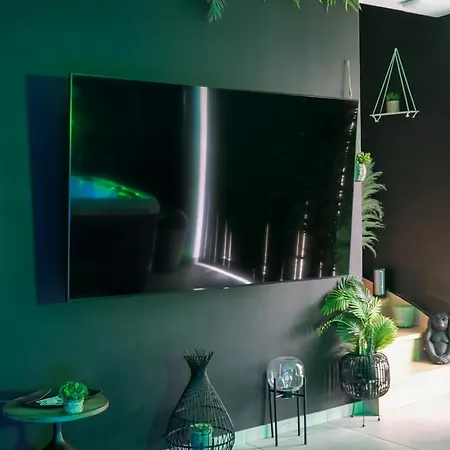 O Privatif - Luxury - Jacuzzi-sauna-netflix-fishspa-serviettes-peignoirs-sandales-cafe *